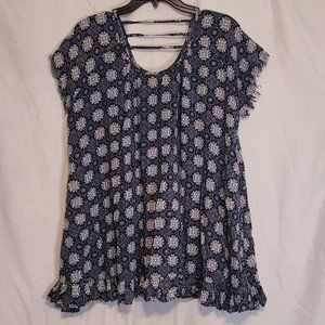 Jodifl Navy floral Short sleeve top with pockets Size Med.